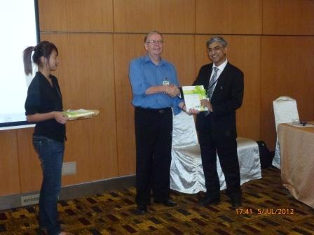 Mohan Dhingra getting the participation certificate